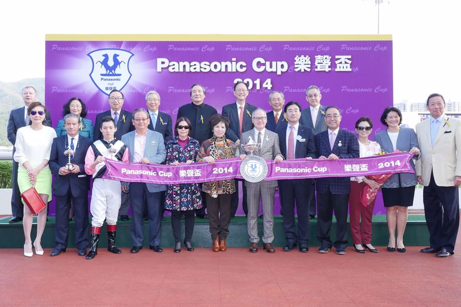 Panasonic Corporation本部長藤本佳司先生(右五)、蒙德揚先生(右四)及蒙倩兒小姐(右三)分別頒發獎盃予勝出馬主、練馬師及騎師。